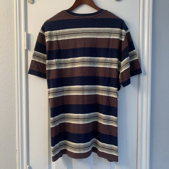 Levi T Shirt NWT - Picture 2 of 2